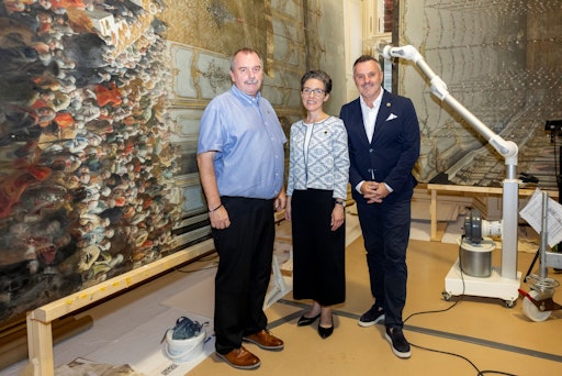  Die Schönbrunn Group blickt auf ein wirtschaftlich und inhaltlich
erfolgreiches Geschäftsjahr 2025 zurück. An den vier Standorten
Schloss Schönbrunn, Sisi Museum, Möbelmuseum Wien und Schloss Hof
wurden insgesamt 5,26 Millionen Besuche verzeichnet. Das entspricht
einem Zuwachs von 10,1 Prozent gegenüber dem Vorjahr. Der Umsatz
stieg auf 97,3 Millionen Euro. Der Jahresüberschuss belief sich auf
11,85 Millionen Euro. Gleichzeitig investierte die Schönbrunn Group
14,7 Millionen Euro in Bau-, Investitions- und
Restaurierungsmaßnahmen.