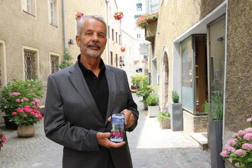 Walter Innerebner, Geschäftsführer der IT-Innerebner GmbH aus
Mils bei Hall (Tirol), präsentiert die free-key CityApp. Die
Plattform verbindet bereits rund 650 Städte und Gemeinden in
Deutschland und Österreich und erkennt automatisch, in welcher
teilnehmenden Kommune sich der Nutzer befindet.