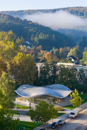 Vor den Toren Wiens, am Rand des Wienerwalds, hat sich ein neues
Ausflugsziel etabliert: Das VISTA Science Experience Center im
Herzen des grünen Campus des Institute of Science and Technology
Austria (ISTA) in Klosterneuburg hat seit seiner Eröffnung im
Oktober 2025 bereits mehr als 20.000 Besucher:innen angezogen