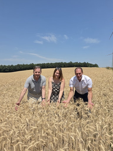 v.l.n.r.: LK Burgenland-Präsident und Vizepräsident des
EU-Bauernverbands (COPA), Nikolaus Berlakovich, Acker- und
Weinbäuerin Lisa Kölly-Pfneisl und LK Österreich-Präsident Josef
Moosbrugger (rechts) in einem Weizenfeld im burgenländischen
Deutschkreutz.