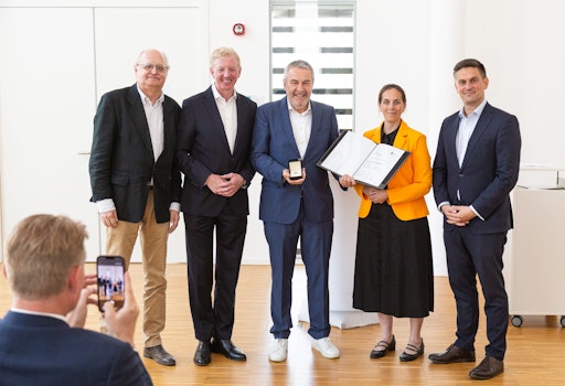Vorschau Bild von Gruppenbild mit Träger des Ehrenrings, Norbert Schnedl und Jan
Pazourek, Peter McDonald, Claudia Neumayer-Stickler und Alexander
Burz