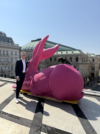  Generaldirektor Ralph Gleis am Flugdach der ALBERTINA mit dem
XXL-Dürerhasen von Ottmar Hörl