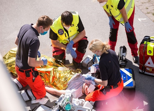 Vorschau Bild von Interdisziplinäres Notfallteam im Einsatz: Realistische
Trainingssimulation zur optimierten Versorgung von Schwerverletzten
in der Luftrettung. // Weiterer Text über ots und
www.presseportal.de/nr/122834 / Die Verwendung dieses Bildes für
redaktionelle Zwecke ist unter Beachtung aller mitgeteilten
Nutzungsbedingungen zulässig und dann auch honorarfrei.
Veröffentlichung ausschließlich mit Bildrechte-Hinweis.