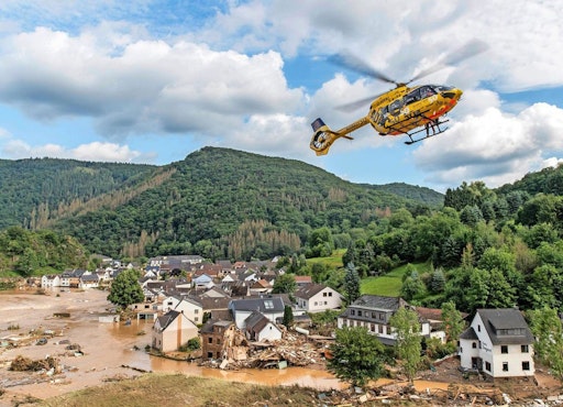Vorschau Bild von Hilfe im Katastrophengebiet: Ein Hubschrauber der ADAC
Luftrettung übernimmt Rettungs- und Evakuierungseinsätze im von
schweren Überschwemmungen betroffenen Ahrtal. // Weiterer Text über
ots und www.presseportal.de/nr/122834 / Die Verwendung dieses Bildes
für redaktionelle Zwecke ist unter Beachtung aller mitgeteilten
Nutzungsbedingungen zulässig und dann auch honorarfrei.
Veröffentlichung ausschließlich mit Bildrechte-Hinweis.