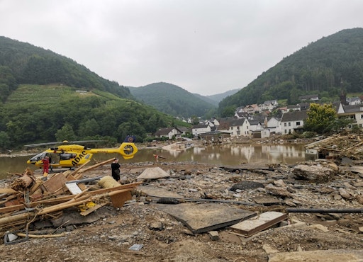 Vorschau Bild von Luftrettung in Extremlagen: Der Rettungshubschrauber ist Teil
eines vernetzten Katastrophenschutzsystems, in dem
Luftrettungsanbieter, Behörden und Hilfsorganisationen enger
zusammenarbeiten - unterstützt durch immer differenziertere Einsatz-
und Versorgungskonzepte. // Weiterer Text über ots und
www.presseportal.de/nr/122834 / Die Verwendung dieses Bildes für
redaktionelle Zwecke ist unter Beachtung aller mitgeteilten
Nutzungsbedingungen zulässig und dann auch honorarfrei.
Veröffentlichung ausschließlich mit Bildrechte-Hinweis.