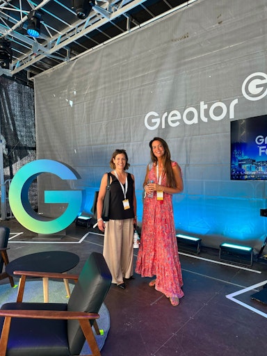 Vorschau Bild von Katharina Schneider, CEO Permedio mit TV-Moderatorin Martina
Reuter auf der Bühne beim Greator Festival in Köln