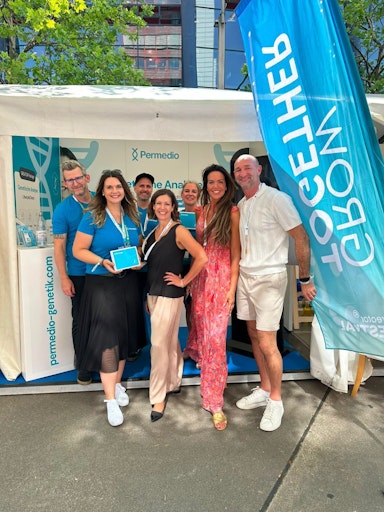 Vorschau Bild von Permedio Messestand mit Katharina Schneider und Permedio Team,
Martina Reuter TV-Moderatorin und Vladi Pavlic Personal Trainer