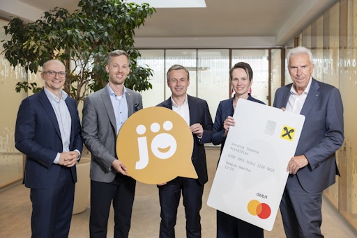 Der jö Bonus Club und Raiffeisen NÖ-Wien erweitern ihre
Partnerschaft in Niederösterreich. Im Bild (v.l.n.r.): Nikolai
Scheurecker und Alexander Merklein (Geschäftsführer jö Bonus Club),
Martin Hauer (Generaldirektor Raiffeisen NÖ-Wien), Hermine Hummel
(Geschäftsleiterin Raiffeisenbank im Thayatal) und Andreas Korda
(Obmann Geschäftsleitervereinigung Niederösterreich und
Geschäftsleiter Raiffeisenbank Korneuburg).