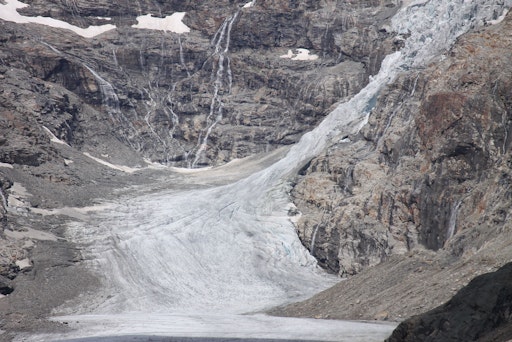 Letzte Eisverbindung vom oberen Pasterzenboden zur
Pasterzenzunge: Die Eisverbindung vom "Rifflwinkel" über die
Felswand hinab zur Gletscherzunge der Pasterze. Aufgenommen im Jahr
2023.