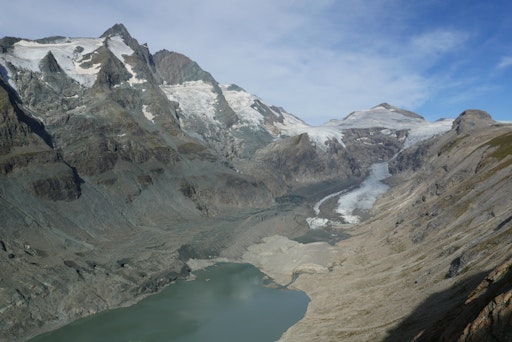 Vorschau Bild von Blick von der Franz-Josefs-Höhe (Fotopunkt F04, 2.370 m) nach WNW
auf Pasterze und Großglockner, 2024.