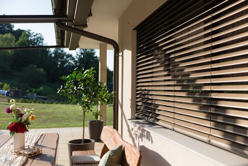  Raffstore als Sonnenschutz für ein Haus