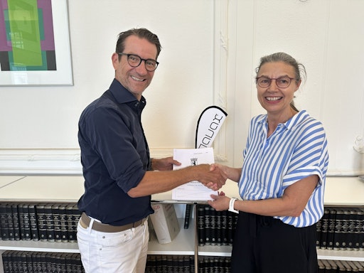  Oliver Krizek, Gründer und Geschäftsführer der NAVAX
Unternehmensgruppe, und Andrea Kindermann, Mitgründerin der
Kindermann TCV, bei der Vertragsunterzeichnung in Berlin.