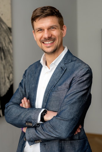 Im Rahmen der Travel Start-up Night erhalten fünf ausgewählte
junge Unternehmen die Möglichkeit, ihre innovativen Geschäftsmodelle
und Lösungen für die Reise-, Tourismus- und Mobilitätsbranche vor
einem Fachpublikum zu präsentieren.