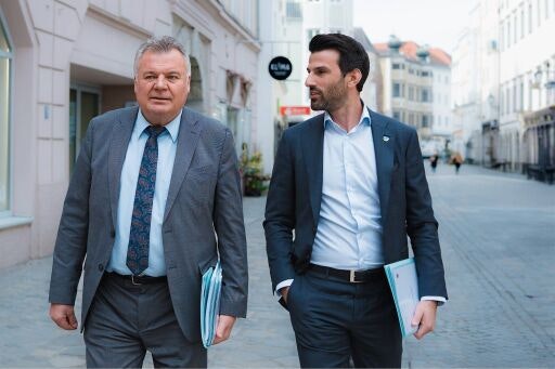 Oberösterreichs Infrastrukturlandesrat Günther Steinkellner und Niederösterreichs Verkehrslandesrat LH-Stellvertreter Udo Landbauer. (Fotograf: Johannes Reyer; Bildrechte: ReyerMedia)