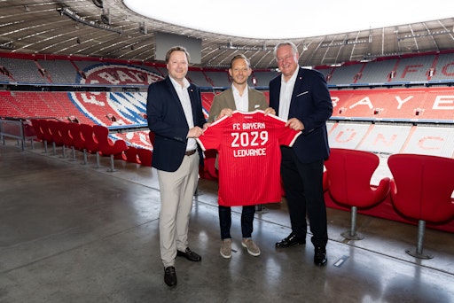 LEDVANCE is Official Lighting Partner of the German record
champions and will work with FC Bayern exclusively in the category
"lighting technology and lighting solutions". Pictured (left to
right): Fredrik Ergert von Gillern, Global Head of Brand &
Communication at LEDVANCE; Rouven Kasper, FC Bayern Board Member for
Marketing & Sales; and Bernd Kobusch, Head of Territory DACH at
LEDVANCE. Photo: LEDVANCE, FC Bayern Photographer: FC Bayern //
Weiterer Text über ots und www.presseportal.de/nr/125751 / Die
Verwendung dieses Bildes für redaktionelle Zwecke ist unter
Beachtung aller mitgeteilten Nutzungsbedingungen zulässig und dann
auch honorarfrei. Veröffentlichung ausschließlich mit
Bildrechte-Hinweis.
