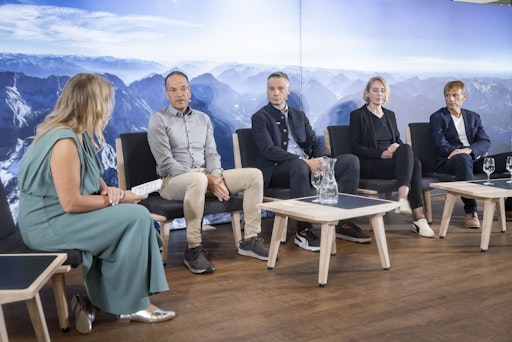 Führende Expert:innen beleuchteten zum Auftakt des 3.
AlpenKlimaGipfels, wie sich aktuelle Forschungsergebnisse und
Erkenntnisse in konkrete Risiko- und Handlungsstrategien übersetzen
lassen. Teilnehmende: Marc Zebisch (Eurac Research, 2.v.l.), Marc
Olefs (GeoSphere Austria, 3.v.l.), Anja Kirig (Zukunfts- &
Trendforscherin, 2.v.r.) und Michael Lehning (SLF, Eidgenössische
Technische Hochschule Lausanne, r.). Katharina Zwettler
(Bundesministerium Land- und Forstwirtschaft, Klima- und
Umweltschutz, Regionen und Wasserwirtschaft) war live zugeschaltet.
Moderiert hat Verena Schneider (l.).