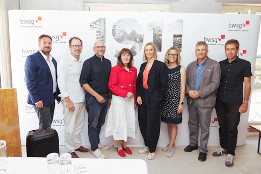 In der Quellenstraße in Mödling realisiert die BWSG das frei
finanzierte Projekt "Midori Living" mit 24 Eigentumswohnungen. An
der Gleichenfeier am 2. Juli nahmen auch Vertreter:innen der Stadt
Mödling teil.