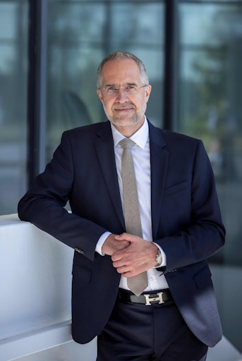 Vorschau Bild von Mag. Gerald Hackl, scheidender CEO der VIVATIS Holding AG