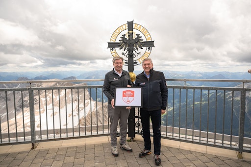 Franz (l.) und Klaus Dengg, beide Geschäftsführer der Tiroler
Zugspitzbahn, begingen am 5. Juli 2026 das 100-Jahr-Jubiläum.