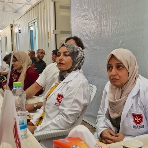 Vorschau Bild von Das Team der neuen Malteser-Klinik in Gaza ermöglicht täglich bis
zu 150 Menschen den Zugang zu dringend benötigter medizinischer
Hilfe.