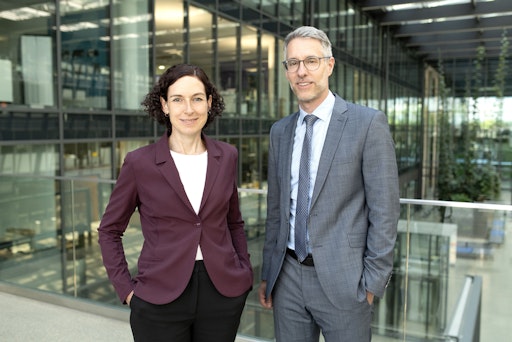 Claudia Rainbacher, Sprecherin des Vorstands (li) und Andreas
Buxbaum, Mitglied des Vorstands (re);