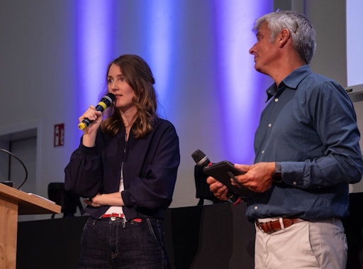 Vorschau Bild von Eröffnungsevent "News-Navigator" auf dem Kunst- und Mediencampus
Hamburg. Im Bild: Vanessa Bitter, Geschäftsführerin der UseTheNews
gGmbH (links) und Alexander Drechsel, Geschäftsführer und
Chefredakteur von TIDE (rechts). // Weiterer Text über ots und
www.presseportal.de/nr/168022 / Die Verwendung dieses Bildes für
redaktionelle Zwecke ist unter Beachtung aller mitgeteilten
Nutzungsbedingungen zulässig und dann auch honorarfrei.
Veröffentlichung ausschließlich mit Bildrechte-Hinweis.