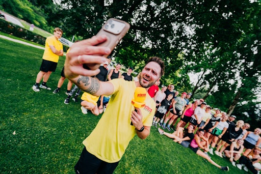 Antenne Kärnten Moderator Alex Streicher mittendrin statt nur
dabei: Gemeinsam mit den Teilnehmer:innen wurde die
Silent-Disco-Run-Premiere am Wörthersee festgehalten.