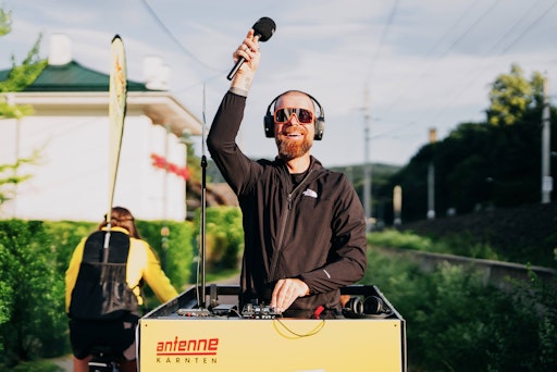 Vorschau Bild von DJ Robert Hitch sorgte beim Antenne Kärnten Silent Disco Run am
Wörthersee für den passenden Sunrise-Sound.