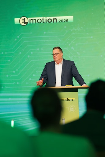 Lars Thomsen (future matters AG) eröffnete die EL-MOTION 2026 mit
seiner Keynote "Binnen 200 Wochen wird nun der Diesel im Gewerbe zur
Ausnahme: Warum der Hochlauf elektrischer Flotten jetzt plötzlich
exponentiell wird"