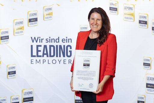 Yvonne Hrobath, MCI Recruiting & Talent Managerin, nimmt die
Auszeichnung entgegen. ©LEADING EMPLOYERS