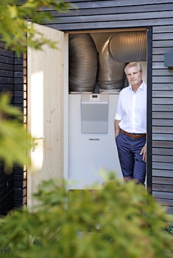 "Die Wärmepumpe arbeitet im Sommer ähnlich wie ein Kühlschrank."
Thomas Mader, Geschäftsführer von Stiebel Eltron Österreich /
Bildrechte: Stiebel Eltron // Weiterer Text über ots und
www.presseportal.de/nr/62786 / Die Verwendung dieses Bildes für
redaktionelle Zwecke ist unter Beachtung aller mitgeteilten
Nutzungsbedingungen zulässig und dann auch honorarfrei.
Veröffentlichung ausschließlich mit Bildrechte-Hinweis.
