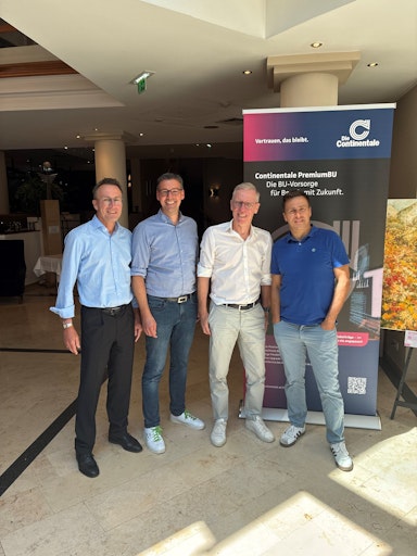 "Continentale Biometrie-Tage für Experten" mit den
Geschäftsführern der Continentale Assekuranz Service GmbH Urban Vogt
(l.) und Thomas Pollmer (r.), Lennert Paech (2.v.l.),
Vertriebsdirektor fb research GmbH, und Fußballexperte Peter Stöger
(2.v.r.). Foto: Continentale // Weiterer Text über ots und
https://www.ots.at/pressemappe/DE102812/ / Die Verwendung dieses
Bildes für redaktionelle Zwecke ist unter Beachtung aller
mitgeteilten Nutzungsbedingungen zulässig und dann auch honorarfrei.
Veröffentlichung ausschließlich mit Bildrechte-Hinweis.
