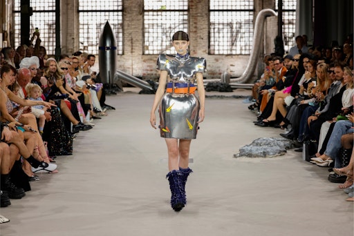 Gemeinsam mit der Designerin Marina Hoermanseder brachte die
Kultmarke ihr neues funktionales Getränk Capri-Sun +Electrolytes als
exklusives Runway Piece auf den Laufsteg der Berlin Fashion Week. //
Weiterer Text über ots und www.presseportal.de/nr/53758 / Die
Verwendung dieses Bildes für redaktionelle Zwecke ist unter
Beachtung aller mitgeteilten Nutzungsbedingungen zulässig und dann
auch honorarfrei. Veröffentlichung ausschließlich mit
Bildrechte-Hinweis.