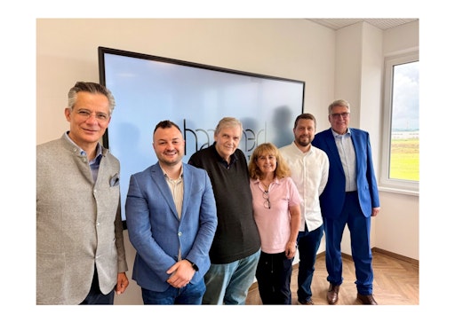 Foto (v.l.n.r.): Rolf Slickers, Pascal Fleischmann, KR Robert
Hammerl, Mag. Birgitt Hammerl, Benedikt Hammerl, Jürgen Diener.
Fotoquelle: Servitex GmbH. Frei zum Druck. Online-Nutzung
unbegrenzt. Abdruck der Presseinformation honorarfrei.