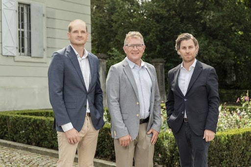 Vorschau Bild von V.l.n.r.: Florian Klein (Geschäftsführer ADEG), Kaufmann Jürgen
Albrecht und Brian Beck (Vorstand BILLA Großhandel und Kaufleute).