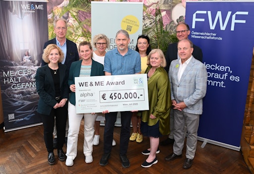 Der WE&ME Award stärkt die ME/CFS-Forschung in Österreich. V. l.
n. r.: Wissenschaftsministerin Eva-Maria Holzleitner, Oswald Wagner
(MedUni Wien), Kathryn Hoffmann (MedUni Wien), Sabine Seidler
(alpha+ Stiftung), Matthias Wielscher (MedUni Wien), Ursula Jakubek
(FWF), Gabriele und Gerhard Ströck (WE&ME Foundation), Christoph
Binder (FWF)