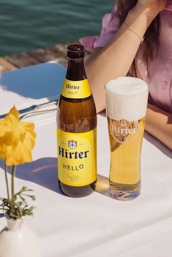 Hirter Hello Glas und Flasche