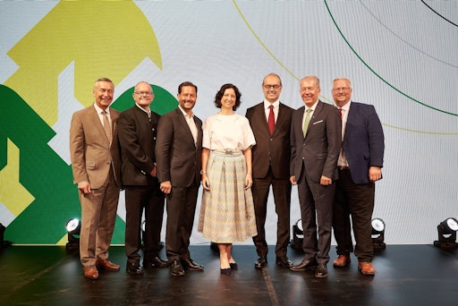 (v. l.): Obmann des Raiffeisenverbandes Salzburg (RVS) Erich
Zauner, Geschäftsführer der Raiffeisen Lagerhaus Salzburg GmbH (RLS)
Martin Schiller, RWA-Vorstandsmitglied Christoph Metzker, Mitglied
der Geschäftsleitung des Raiffeisenverbandes Salzburg, Anna
Doblhofer-Bachleitner, RWA-Vorstandsvorsitzender Johannes Schuster,
Raiffeisen-Generalanwalt Erwin Tinhof und
RWA-Aufsichtsratsvorsitzender Michael Göschelbauer beim
Raiffeisentag