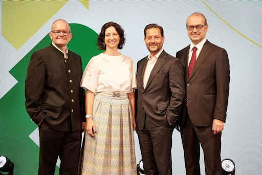 Vorschau Bild von (v. l.): Geschäftsführer der Raiffeisen Lagerhaus Salzburg GmbH
(RLS) Martin Schiller, Mitglied der Geschäftsleitung des
Raiffeisenverbandes Salzburg, Anna Doblhofer-Bachleitner,
RWA-Vorstandsmitglied Christoph Metzker, RWA-Vorstandsvorsitzender
Johannes Schuster