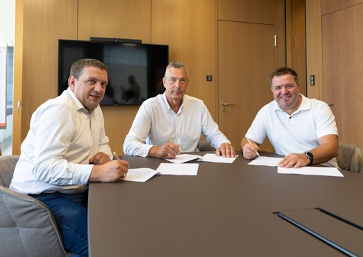 Vorschau Bild von Kooperationsverlängerung: Die Hargassner Geschäftsführer Anton
Hargassner (links) und Markus Hargassner (rechts) mit
FIL-Präsidenten Einars Fogelis (Mitte).