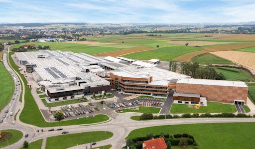 Vorschau Bild von Drohnenfoto auf den Firmenstammsitz von Hargassner Heiztechnik in
Weng im Innkreis, Oberösterreich. Links vorne die Hargassner "Energy
World" mit den Produktionshallen dahinter, mittig das "Service
Center" und rechts das Holzparkhaus.
