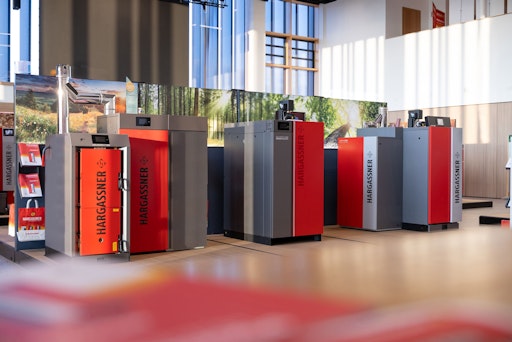 Vorschau Bild von Im Ausstellungsraum der Hargassner Energy World, dem
Firmenstammsitz der Hargassner Heiztechnik in Weng im Innkreis,
Oberösterreich. Man sieht eine Reihe automatischer
Biomasse-Heizkessel für Pellets, Hackschnitzel und Stückholz.