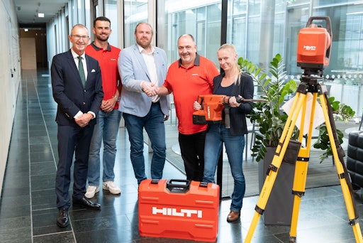 V.l. Andreas Altmann (MCI Rektor), David Altmann (Hilti Technical
Sales Consultant), Werner Stadlmayr (Studiengangsleitung), Andreas
Hölbling (Hilti Austria Regional Sales Manager), Silvia Öttl (stv.
Studiengangsleitung) ©MCI/Jürgen Nigg