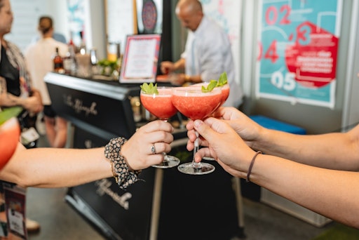 Cocktailgläser beim Anstoßen