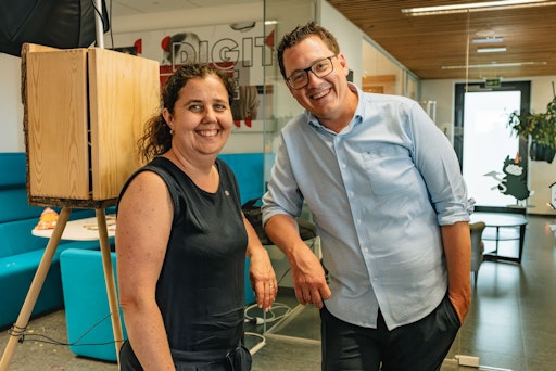 Vorschau Bild von SIWA Geschäftsführer mit einem Gast beim SIWA Cocktail 2026