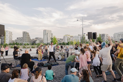 Fulminanter Auftakt am DOCK: Das BAULÜCKEN-KONZERT mit Fuzzman &
The Singin' Rebels Ende Mai.