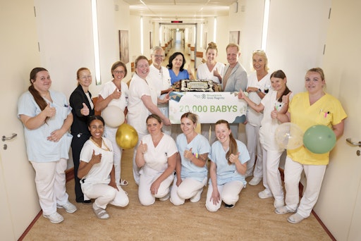Vorschau Bild von Das Team der Geburtenstation freut sich mit der Kollegialen
Führung über die 20.000 Babys.