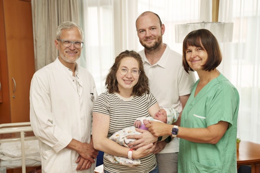 Prim. Priv.-Doz. Dr. Maximilian Zacherl und Hebamme Barbara Ribul
gratulieren den Eltern des Jubiläumsbabys