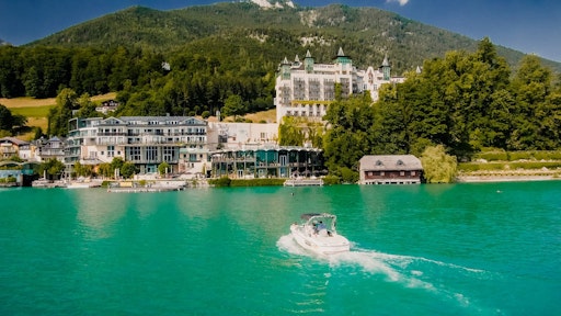 Wo Anfang September wieder Hollywood- und Fliegerlegenden am
roten Teppich im Blitzlichtgewitter der Fotografen zur scalaria
Living Legends of Aviation Europe Award Gala posieren, verwandelt
sich die scalaria im Sommer mit dem Sunset Wing Hotel bereits zum 7.
Mal in eine Bühne für Urlaubsgäste, die das Besondere suchen: Von
17. Juli bis 2. September 2026 warten Genuss, Design und
außergewöhnliches Entertainment.