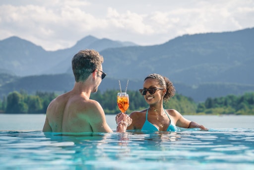 Vorschau Bild von Ein Sprung in den Wolfgangsee oder eine Wasserski-Runde am frühen
Morgen, anschließend das vielfach ausgezeichnete
Langschläfer-Frühstück bis 12 Uhr mit vielen regionalen und
biologischen Komponenten sowie internationalen Varianten. Tagsüber
lädt der private Premium-Beach mit der Lemon Beach Bar zum
Entspannen und genießen ein.